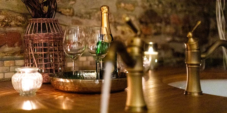 Královský relax v privátním wellness pro 2-6 osob: koupel, sauna i lahev sektu