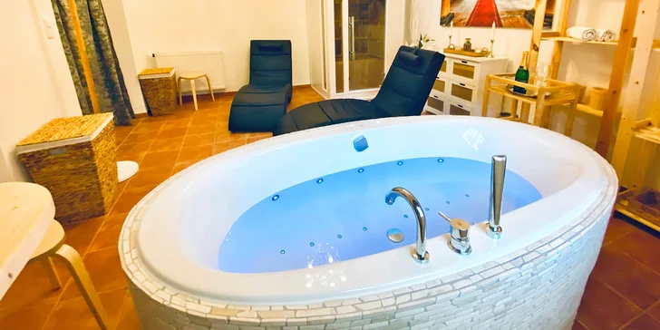 Královský relax v privátním wellness pro 2-6 osob: koupel, sauna i lahev sektu
