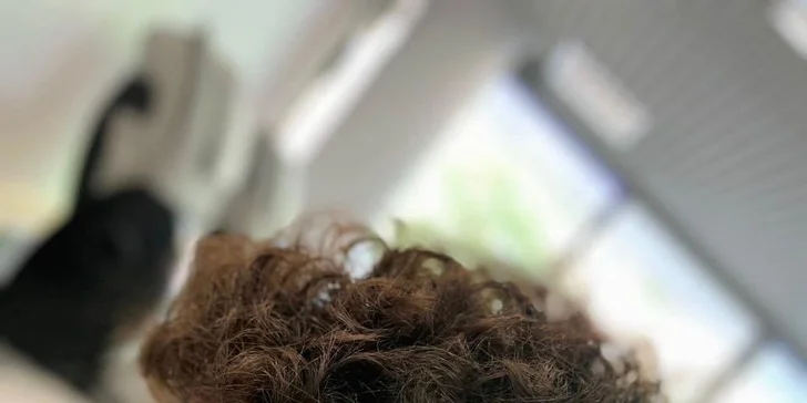 Klasický pánský střih, zarovnání kontur, styling i možnost úpravy vousů