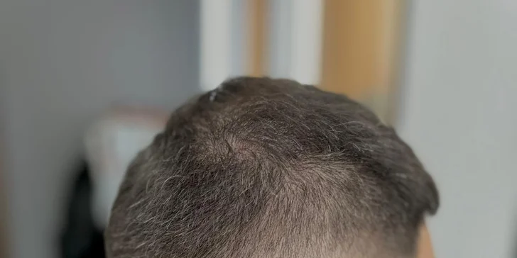 Klasický pánský střih, zarovnání kontur, styling i možnost úpravy vousů