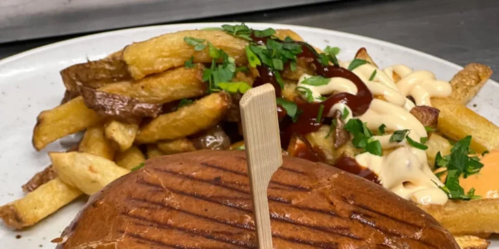 Dobroty z bistra Papa's: burger, francouzské tacos nebo sýrový box pro 1 i 2 osoby