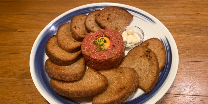 300 g tataráku z hovězí svíčkové, 10 topinek i pivo či lahev vína pro dva