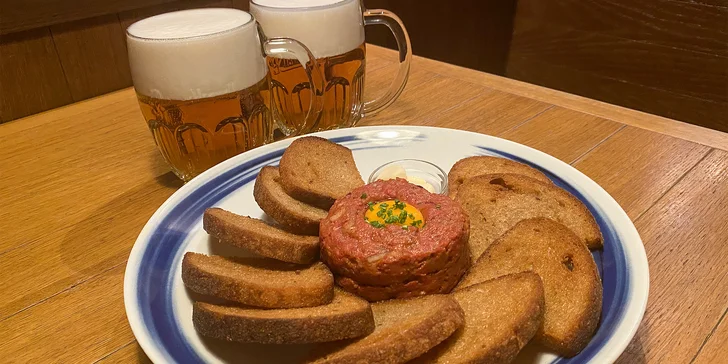 300 g tataráku z hovězí svíčkové, 10 topinek i pivo či lahev vína pro dva