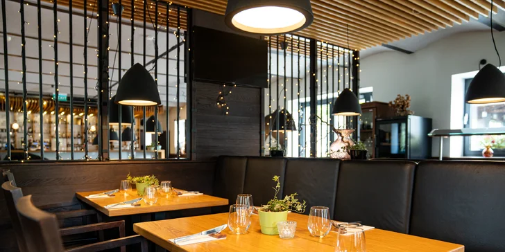 Voucher na 500–2 000 Kč na cokoliv v zámecké restauraci Konírna