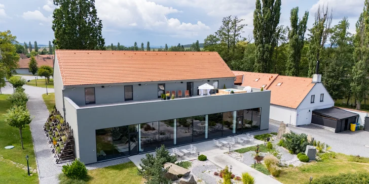 Voucher na 500–2 000 Kč na cokoliv v zámecké restauraci Konírna