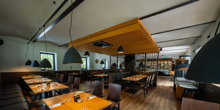 Voucher na 500–2 000 Kč na cokoliv v zámecké restauraci Konírna