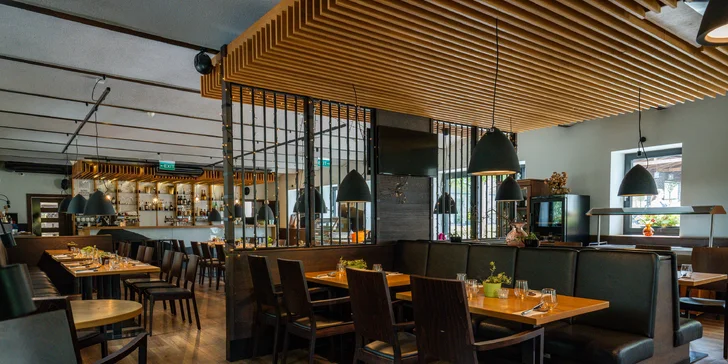 Voucher na 500–2 000 Kč na cokoliv v zámecké restauraci Konírna