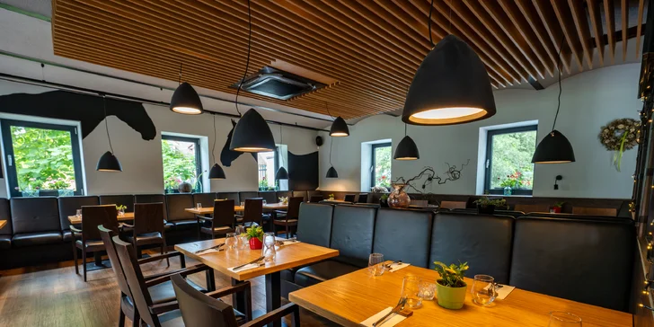 Voucher na 500–2 000 Kč na cokoliv v zámecké restauraci Konírna