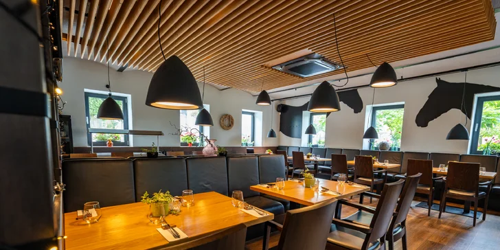 Voucher na 500–2 000 Kč na cokoliv v zámecké restauraci Konírna