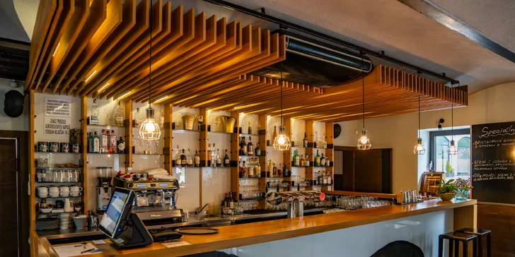 Voucher na 500–2 000 Kč na cokoliv v zámecké restauraci Konírna