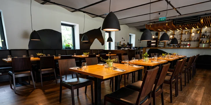 Voucher na 500–2 000 Kč na cokoliv v zámecké restauraci Konírna