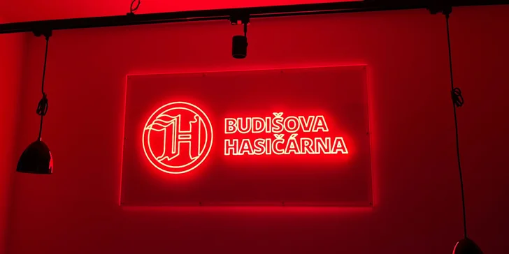 1-2 pomalu pečená kolena s chlebem, křenem i kozími rohy a 2 či 4 piva