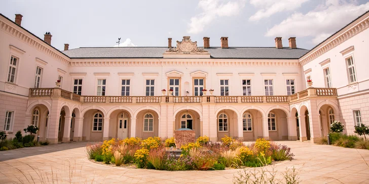 Romantický pobyt na zámečku u Trnavy: polopenze, prohlídka interiérů i historické kino