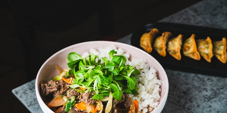 Tříchodové korejské menu pro dva: kimchi placičky, knedlíčky, grilované maso i koleno