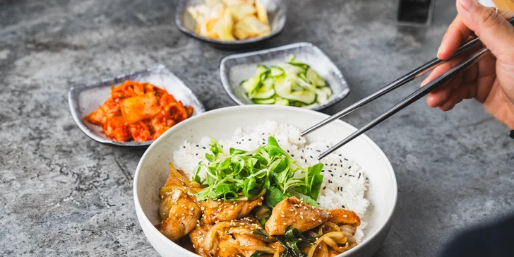 Tříchodové korejské menu pro dva: kimchi placičky, knedlíčky, grilované maso i koleno