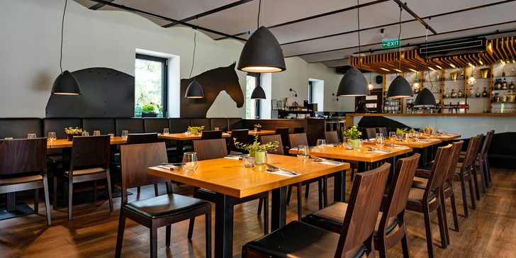 Voucher na 500–2 000 Kč na cokoliv v zámecké restauraci Konírna