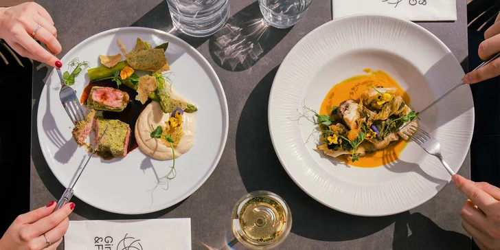 Pobyt v hotelu v Tančícím domě s krásným výhledem vč. snídaně i menu od Ondřeje Slaniny