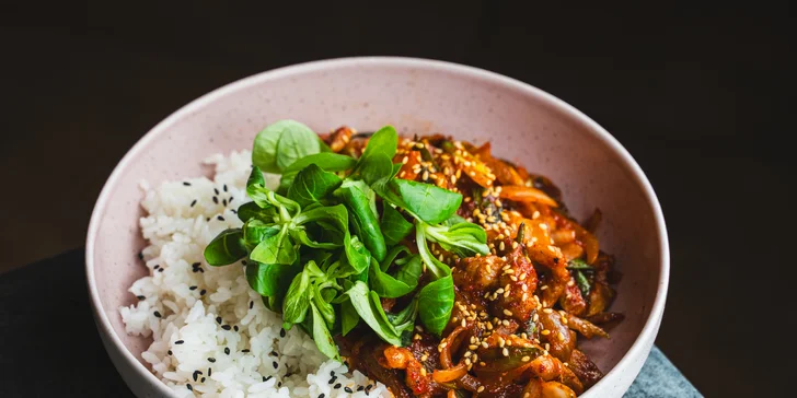 Tříchodové korejské menu pro dva: kimchi placičky, knedlíčky, grilované maso i koleno