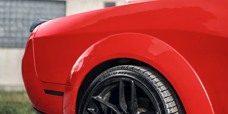 Síla 450 koní pod vaší kontrolou: Rudá legenda Dodge Challenger s manuálem na 15–60 min.