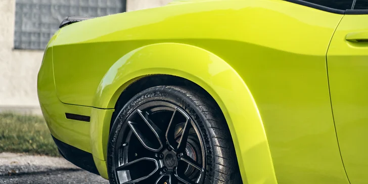 Usedněte za volant legendárního Dodge Charger 2015: 500 koní, americká síla a elegance