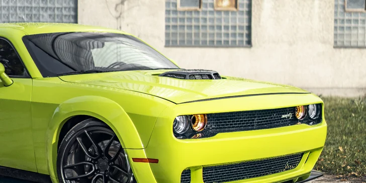 Usedněte za volant legendárního Dodge Charger 2015: 500 koní, americká síla a elegance