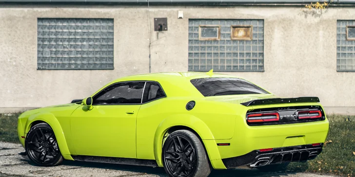 Usedněte za volant legendárního Dodge Challenger 2015: 500 koní, americká síla a elegance