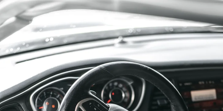 Usedněte za volant legendárního Dodge Challenger 2015: 500 koní, americká síla a elegance