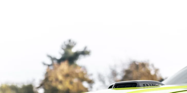 Usedněte za volant legendárního Dodge Charger 2015: 500 koní, americká síla a elegance