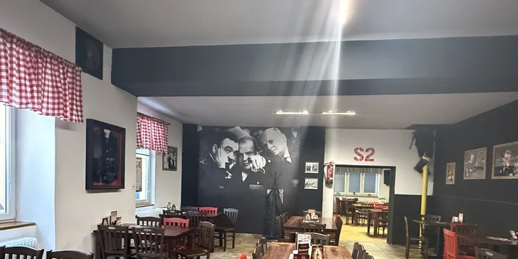 Jedno nebo dvě pomalu pečená kolena i s velkými pivy Pilsner Urquell