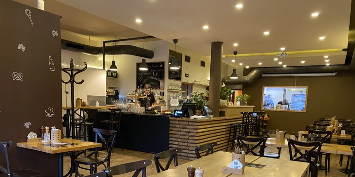 500–1 000 Kč na cokoliv v restauraci U Dvou Přátel: pochoutky k pivu, masové dobroty i dezerty