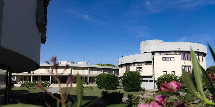Dovolená v italském Toskánsku: hotel u písečné pláže s lehátky, výborná strava i fitko