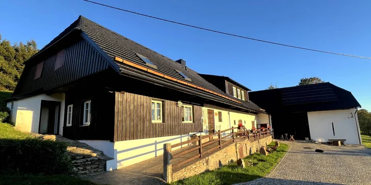 Pár dní v šumavském ráji: pobyt v apartmánu se zahradou nebo v podkrovním pokoji i snídaně
