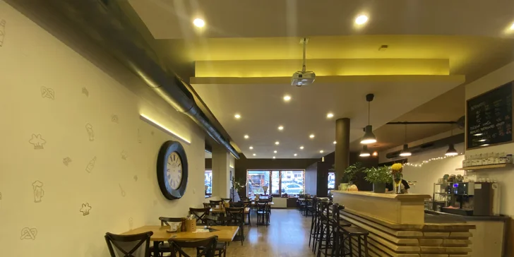 500–1 000 Kč na cokoliv v restauraci U Dvou Přátel: pochoutky k pivu, masové dobroty i dezerty