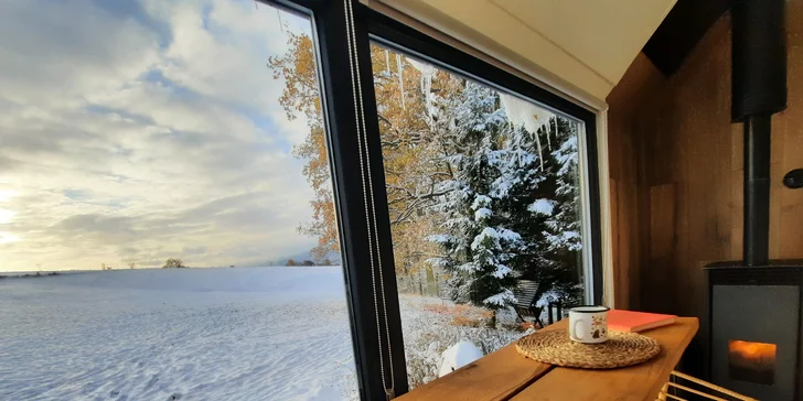 Nádherný tiny house v Jizerkách: koupelna, vybavená kuchyně, snídaňová bedýnka, terasa a klid