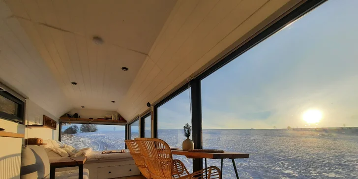 Nádherný tiny house v Jizerkách: koupelna, vybavená kuchyně, snídaňová bedýnka, terasa a klid