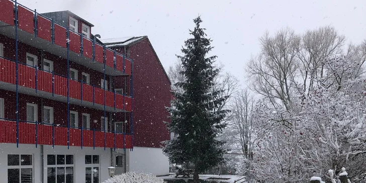 Německá strana Šumavy: rodinný hotel s all inclusive, wellness, jízdárnou, animačním programem jen 20 km od hranic