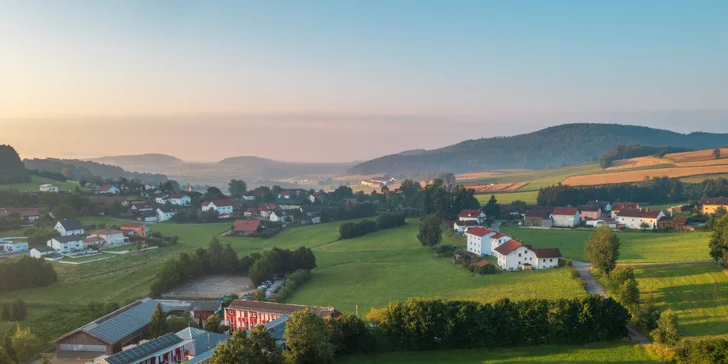 Německá strana Šumavy: rodinný hotel s all inclusive, wellness, jízdárnou, animačním programem jen 20 km od hranic
