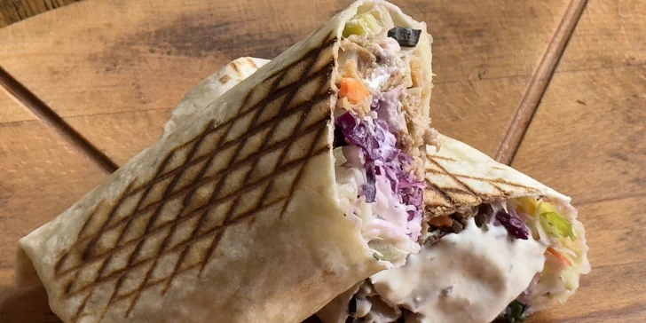 Bistro kousek od nádraží: XL tortilla, tacos s hranolky nebo talíř Mc Royal