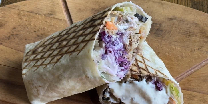 Bistro kousek od nádraží: XL tortilla, tacos s hranolky nebo talíř Mc Royal