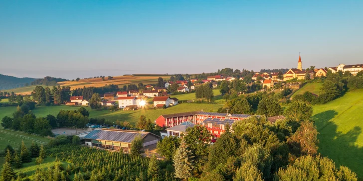 Německá strana Šumavy: rodinný hotel s all inclusive, wellness, jízdárnou, animačním programem jen 20 km od hranic