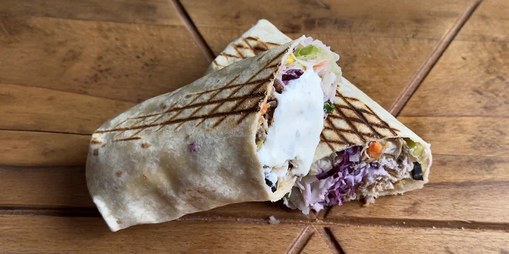 Bistro kousek od nádraží: XL tortilla, tacos s hranolky nebo talíř Mc Royal