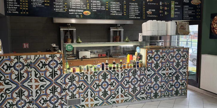 Bistro kousek od nádraží: XL tortilla, tacos s hranolky nebo talíř Mc Royal