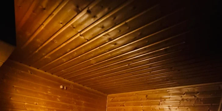 Romantický balíček: privátní vířivka a sauna, voucher na jídlo i degustace piv