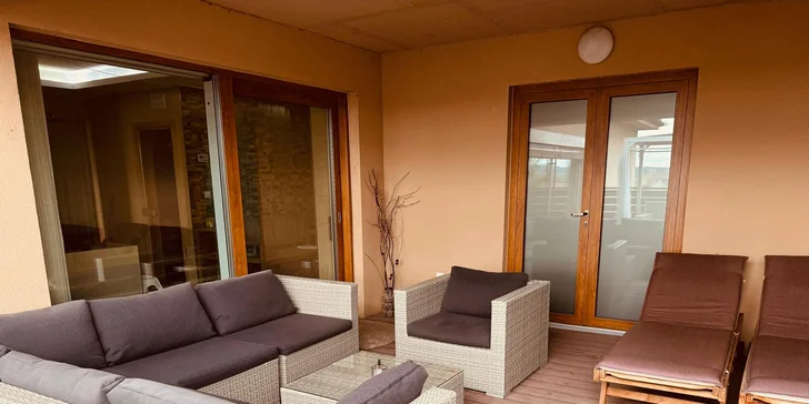 Romantický balíček: privátní vířivka a sauna, voucher na jídlo i degustace piv