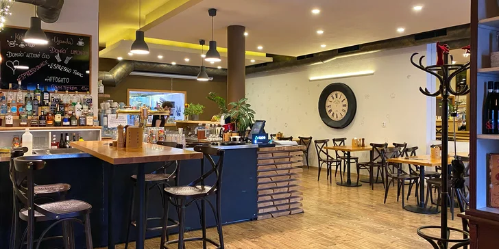 500–1 000 Kč na cokoliv v restauraci U Dvou Přátel: pochoutky k pivu, masové dobroty i dezerty