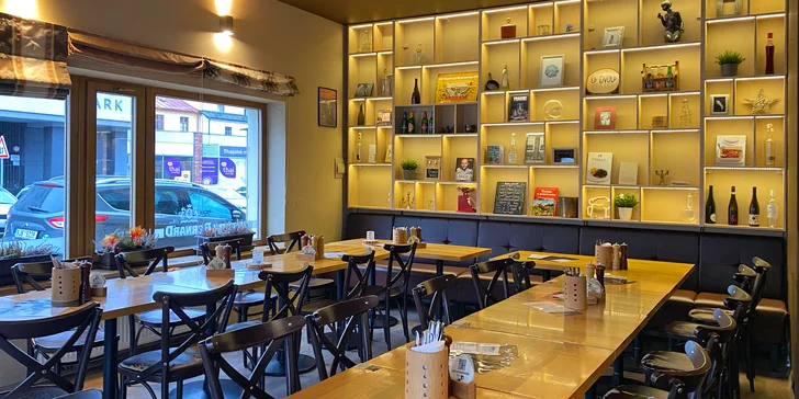 500–1 000 Kč na cokoliv v restauraci U Dvou Přátel: pochoutky k pivu, masové dobroty i dezerty
