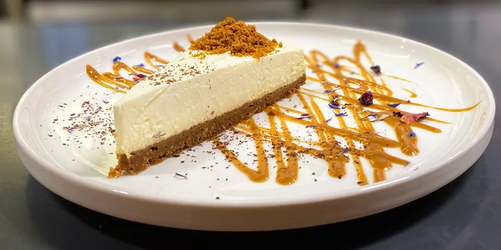 500–1 000 Kč na cokoliv v restauraci U Dvou Přátel: pochoutky k pivu, masové dobroty i dezerty