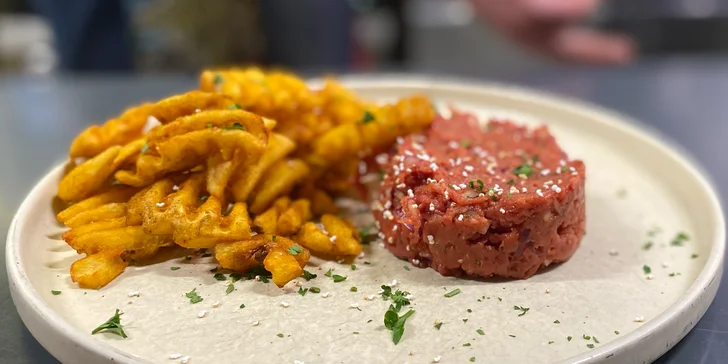 500–1 000 Kč na cokoliv v restauraci U Dvou Přátel: pochoutky k pivu, masové dobroty i dezerty