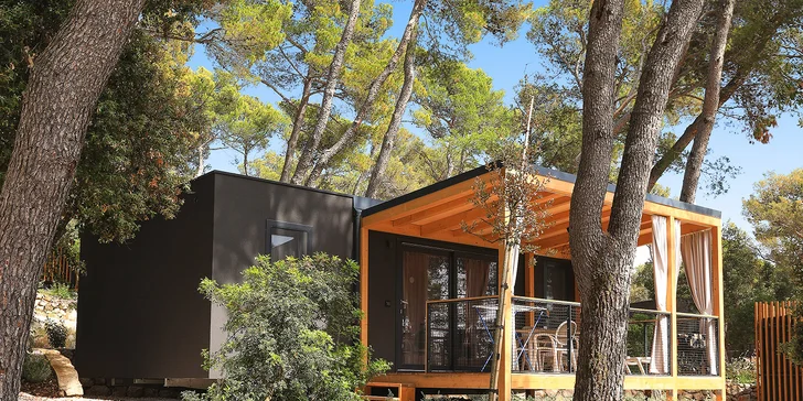 Dalmácie: rodinný resort v krásné zátoce, ubytování v mobilním domku, plná penze i spousta atrakcí