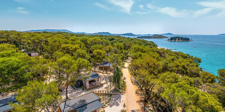 Dalmácie: rodinný resort v krásné zátoce, ubytování v mobilním domku, plná penze i spousta atrakcí